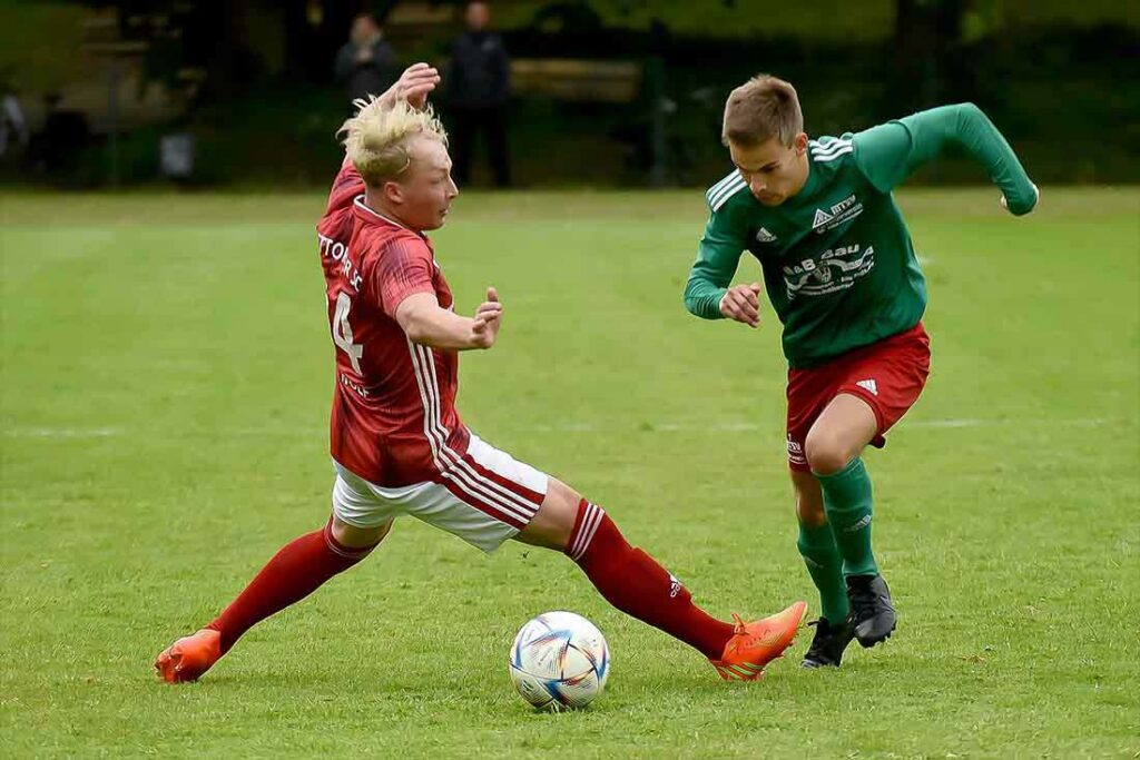 Thies Kochanski (MTSV Hohenwestedt), der sich gegen Niklas Wolf (Gettorfer SC) durchsetzt, hatte mit 16 Toren seinen Anteil am Erfolg. © 2023 Olaf Wegerich