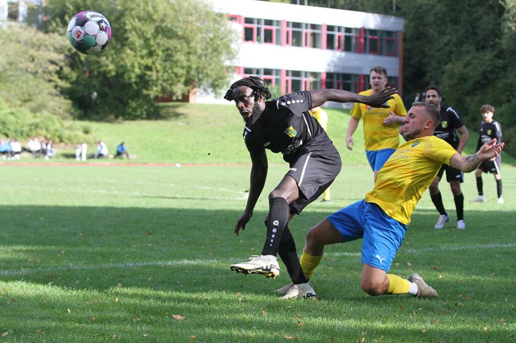 Torben Rehder (Barkelsbyer SV) klärt gegen Kebba Bayo (MED SV) zur Ecke. © 2024 Ismail Yesilyurt Torben Rehder (Barkelsbyer SV) klärt gegen Kebba Bayo (MED SV) zur Ecke. © 2024 Ismail Yesilyurt