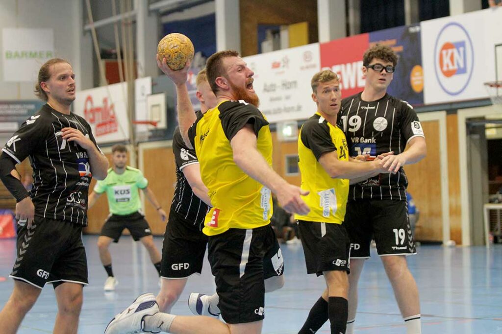 Lars Meereis (TSV Altenholz) war physisch und verbal top. Hier mit seinem 4. Tor zum 25-21. Ismail Yesilyurt Lars Meereis (TSV Altenholz) war physisch und verbal top. Hier mit seinem 4. Tor zum 25-21. Ismail Yesilyurt