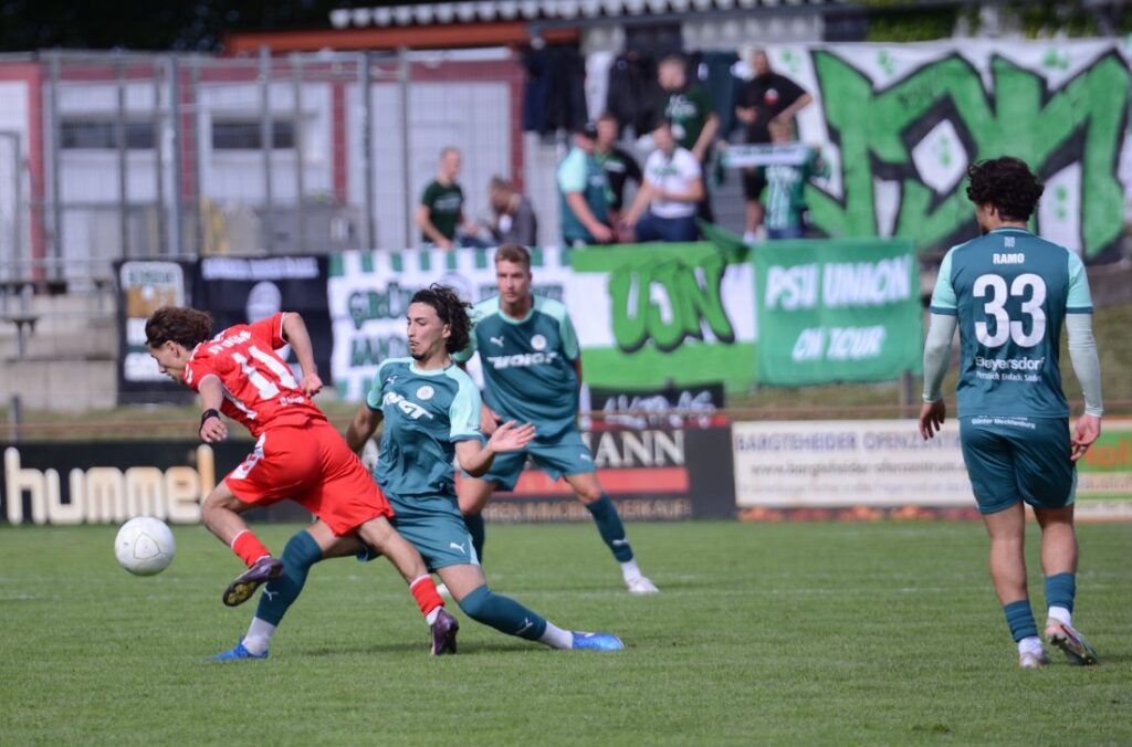 Tünay Bektas (SV Eichede) gegen Ayoub Assameur (PSV Neumünster). © 2026 Olaf Wegerich Tünay Bektas (SV Eichede) gegen Ayoub Assameur (PSV Neumünster). © 2026 Olaf wegerich