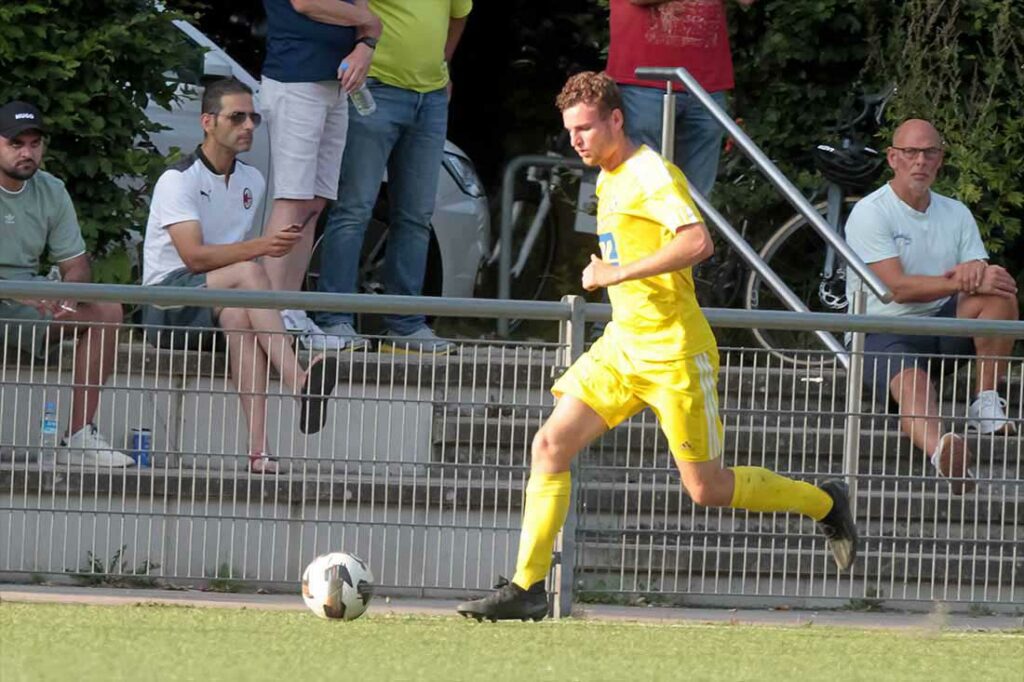 Felix Struck (Osterrönfelder TSV ) bringt Schwung aus der Kabine mit gegen Frisia. © 2024 Ismail Yesilyurt Felix Struck (Osterrönfelder TSV ) bringt Schwung aus der Kabine mit gegen Frisia. © 2024 Ismail Yesilyurt