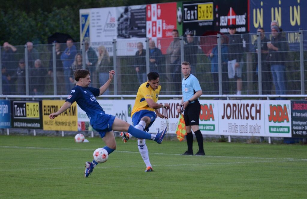 Lasse Jetz (SV Todesfelde) gegen Luca Schlake (Bremer SV). © 2026 Olaf Wegerich Lasse Jetz (SV Todesfelde) gegen Luca Schlake(Bremer SV). © 2026 Olaf Wegerich