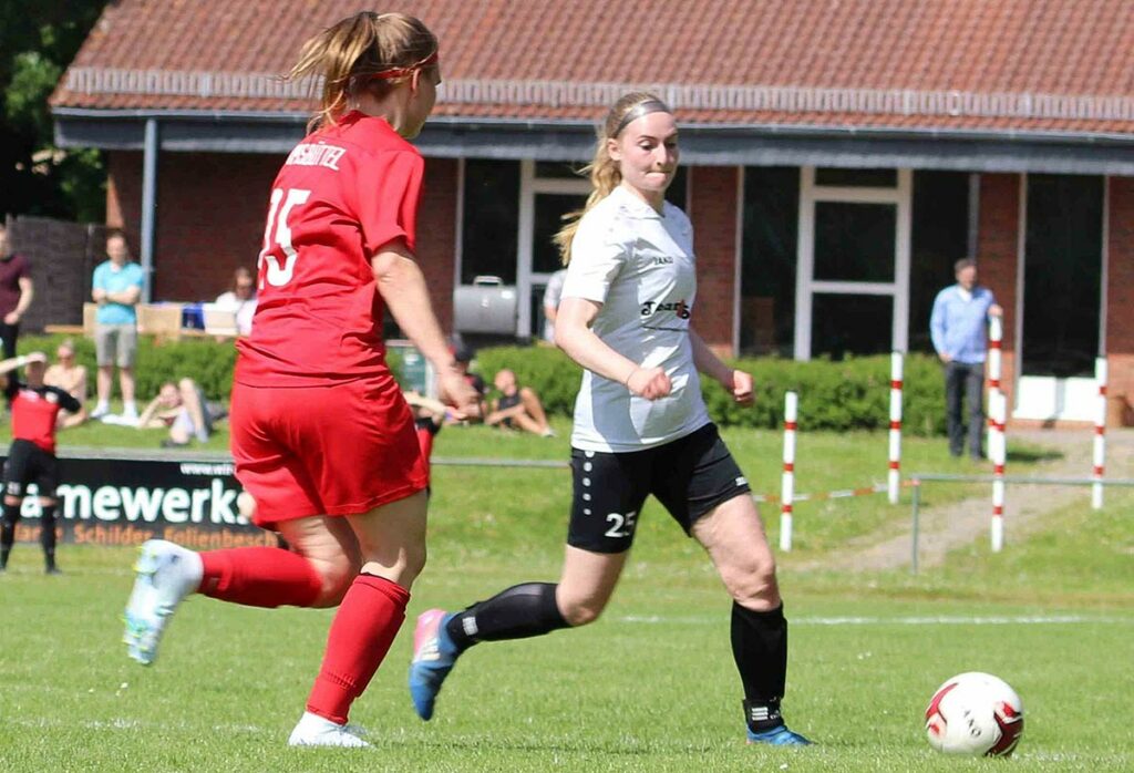 Sonja Reichel (re., Kieler MTV) zeigte wie schon im Hinspiel gegen Hannah Paulini (li., ETV Hamburg) ein sehr gutes Spiel. Foto Holger Klaschka
