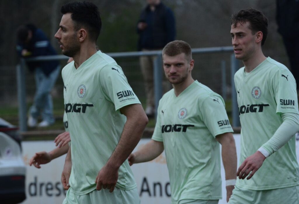 Geart Latifi und Nils Drauschke spielen künftig für den VfR. Jesper Tiedemann geht in seine 4. Saison beim PSV. © 2026 Olaf Wegerich