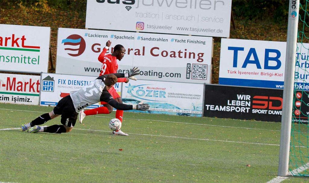 Nicht das 1:0 für Inter. Moshood Adesanya trifft Keeper Christopher Thomsen. © 2022 Ismail Yesilyurt Nicht das 1:0 für Inter. Moshood Adesanya trifft Keeper Christopher Thomsen. © 2022 Ismail Yesilyurt