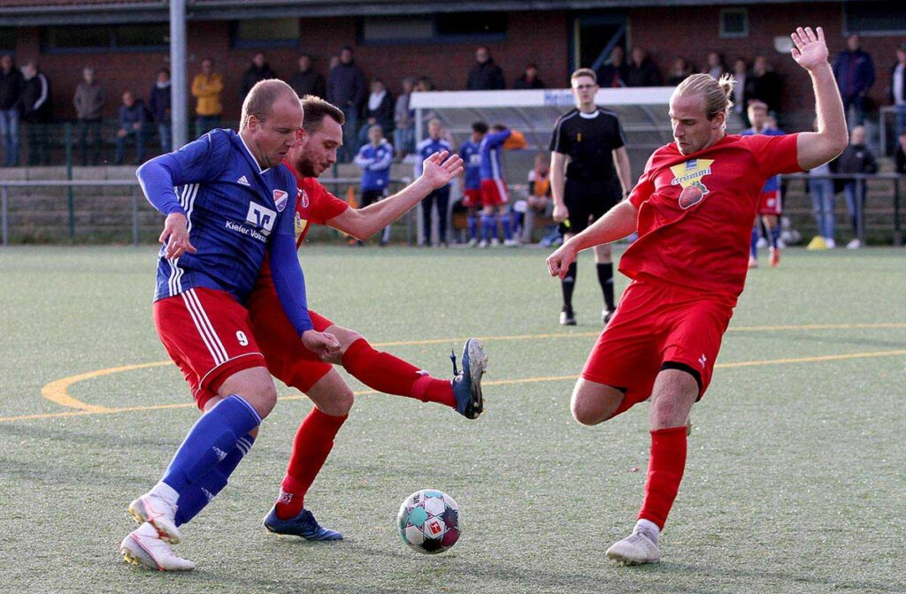 Finn Langkowskis (in blau) golden Goal in Jevenstedt rettete Molfsee die Landesliga. Finn Langkowskis (in blau) golden Goal in Jevenstedt rettete Molfsee die Landesliga. © Ismail Yesilyurt