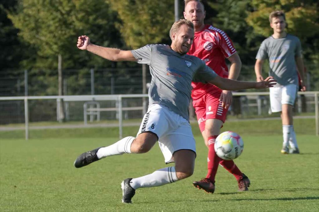 Timo Falk (TSV Plön) bei einer Klärungsaktion. © 2024 Ismail Yesilyurt