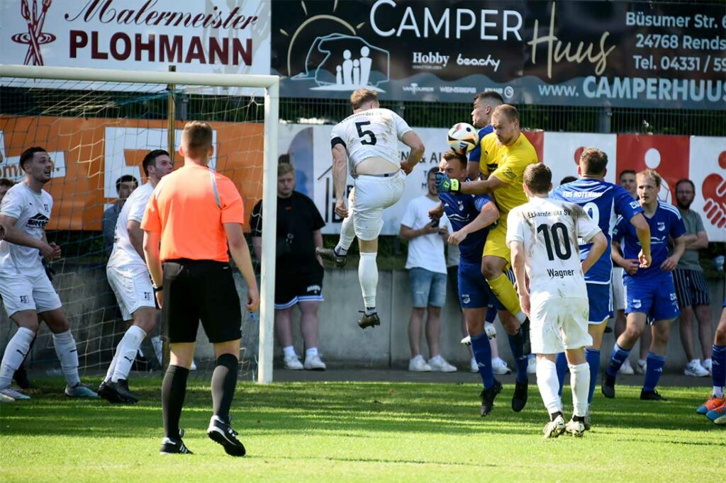 Alle Mann nach vorne. Auch Eckernfördes Keeper Bennet Behrens stürmt mit ins Getümmel vor dem TuS-Gehäuse kurz vor dem Abpfiff .© 2024 Olaf Wegerich