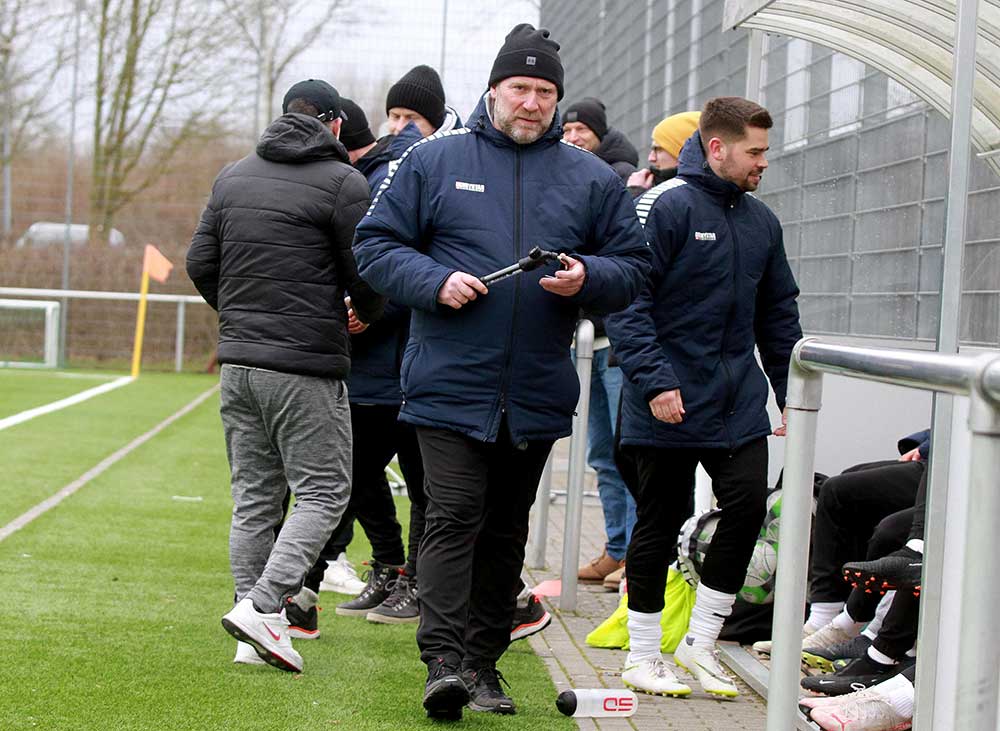 Das 5:0 hatte für Trainer Peter Speth (TSV Kronshagen) kleine Kratzer, aber das TSVK-Auto fährt im Abstiegsrennen gut mit. © 2023 Ismail Yesilyurt
