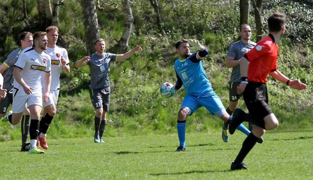 Lukas Lindner (hinten, 27) dirigiert von hinten, während Thorge Beuck einen schnellen Gegenangriff einleitet, rechts Felix Ziebell. © Ismail Yesilyurt