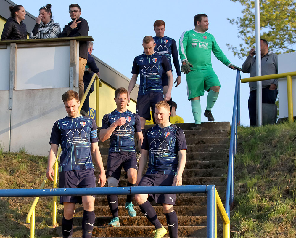 In der Rückrunde ging es für Saxonia runter, im Pokal stand die Hartmann-Elf ganz oben auf der Treppe. In der Rückrunde ging es für Saxonia runter, im Pokal stand die Hartmann-Elf ganz oben auf der Treppe.