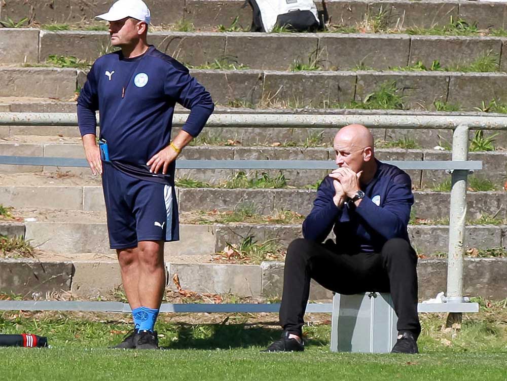 Trainer Bernd Begunk (sitzend) macht sich Gedanken über die vielen Ausfälle (Archivfoto). © 2022 Ismail Yesilyurt Trainer Bernd Begunk (sitzend) macht sich Gedanken über die vielen Ausfälle (Archivfoto). Quelle Ismail Yesilyurt
