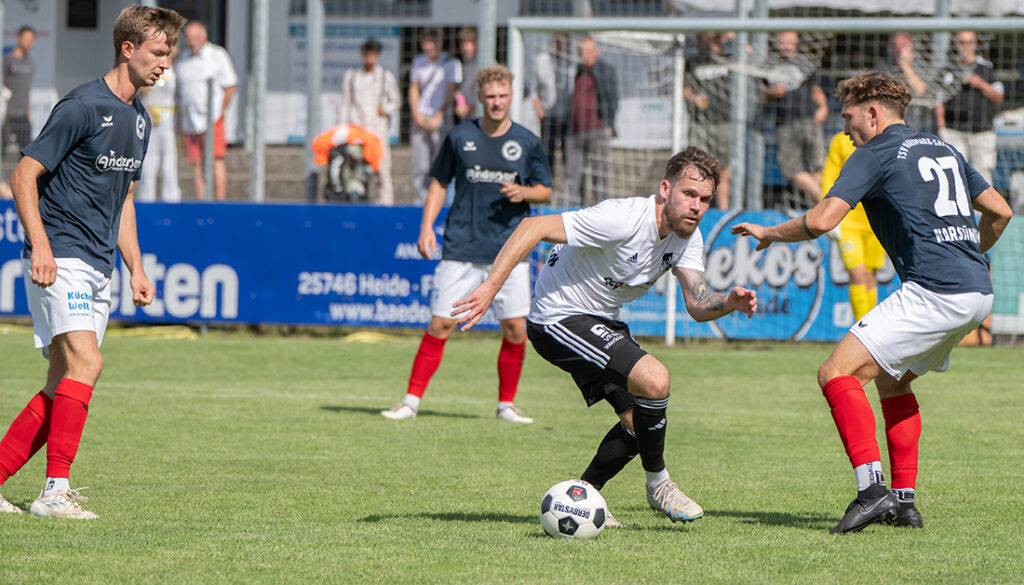 Christopher Buchtmann (Heider SV) tanzt hier Tom Karshüning (TSV Nordmark Satrup) aus. © 2025 Volker Schlichting Christopher Buchtmann (Heider SV) tanzt hier Tom Karshüning (TSV Nordmark Satrup) aus. © 2025 Volker Schlichting