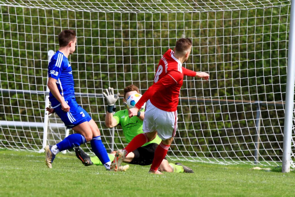 Fast das 1:1 durch Christian Alberts (re., TSV Kronshagen). Doch Keeper Tobias Quincke ist zwischen dem Ausgleich. © 2024 Ismail Yesilyurt