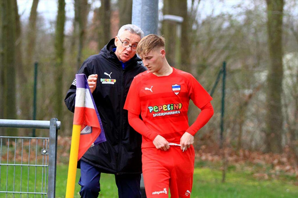 Gib weiter viel Gas? Oder was mag Miki Mladenovic (Inter Türkspor Kiel) hier Justin Petersen kurz vor der 2. Halbzeit gesagt haben? © 2024 Ismail Yesilyurt
