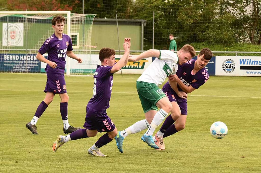 Timo Barendt (PSV Neumünster) gegen Noah Fritzen (li.), rechts Jsutin Cloppatt (SV Eichede). © 2025 Olaf Wegerich Timo Barendt (PSV Neumünster) gegen Noah Fritzen (li.), rechts Jsutin Cloppatt (SV Eichede). © 2025 Olaf Wegerich.JPG