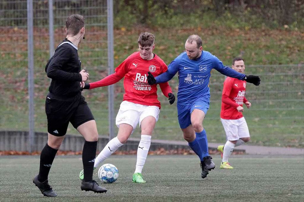 Thorge Salke (am Ball, Concordia Schönkirchen) im Spiel gegen den SC Rönnau. © 2023 Ismail Yesilyurt Thorge Salke (am Ball, Concordia Schönkirchen) im Spiel gegen den SC Rönnau. © 2023 Ismail Yesilyurt