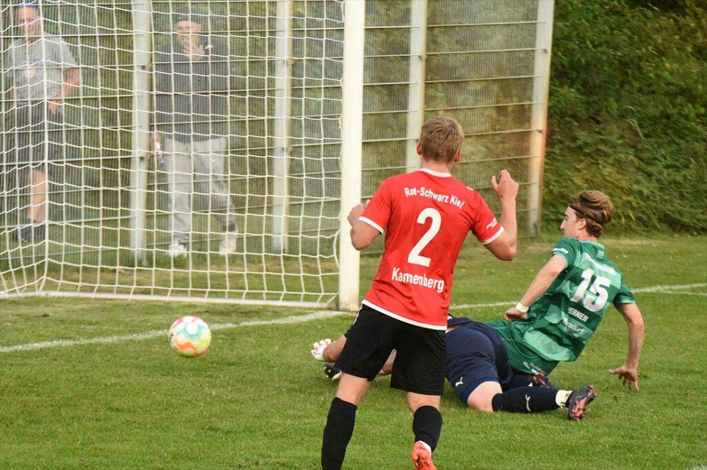Meiko Werner (PSV Neumünster) trifft per Abstauber nach dickem Patzer zum 3:2 gegen Keeper Marcel Büttner und Tim Kannenberg (RS Kiel). © 2023 Olaf Wegerich