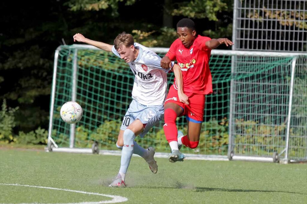 Das Salz in der Suppe Zweikämpfe - hier zwischen Mohammed Mahmud (re., Inter Türkspor) und Milo Sankwoski (Weiche 08 II). © 2023 Ismail Yesilyurt