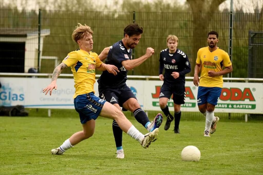 Marco Drawz (SV Todesfelde) gegen Ersin Zehir (Eintracht Norderstedt). © 2025 Olaf Wegerich Marco Drawz (SV Todesfelde) gegen Ersin Zehir (Eintracht Norderstedt). © 2025 Olaf Wegerich