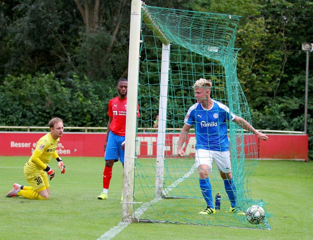Barne Pernot freut sich über das 1 zu 0. Links Gäste-Keeper Patrick Siefkes und Hilkiah Voigt, der ins eigene Tor traf. Barne Pernot freut sich über das 1 zu 0. Links Gäste-Keeper Patrick Siefkes und Hilkiah Voigt, der ins eigene Tor traf.