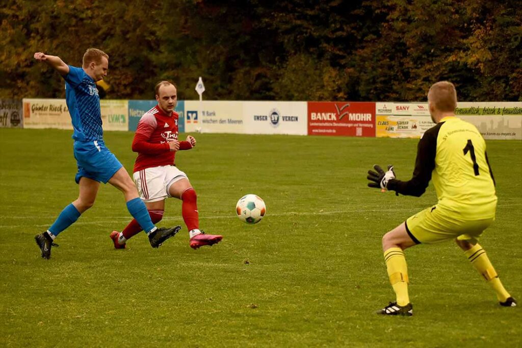 Philipp Majtamal (Bargstedt) gegen Keeper Erik Kühl und Tjark Döring (Böneb.-Husberg). © 2024 Olaf Wegerich Philipp Majtamal (Bargstedt) gegen Keeper Erik Kühl und Tjark Döring (Böneb.-Husberg). © 2024 Olaf Wegerich