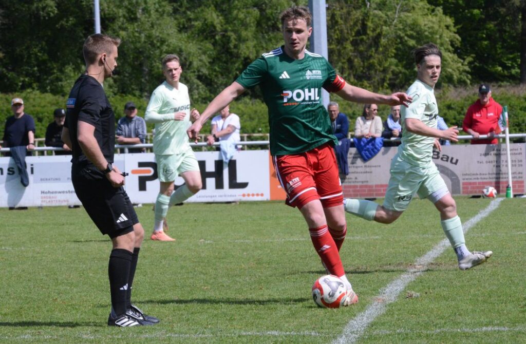 Tjark Sievers (MTSV Hohenwestedt). © 2026 Olaf Wegerich Tjark Sievers (MTSV Hohenwestedt) gegen Tim Jansa (PSV Neumünster). © 2026 Olaf Wegerich