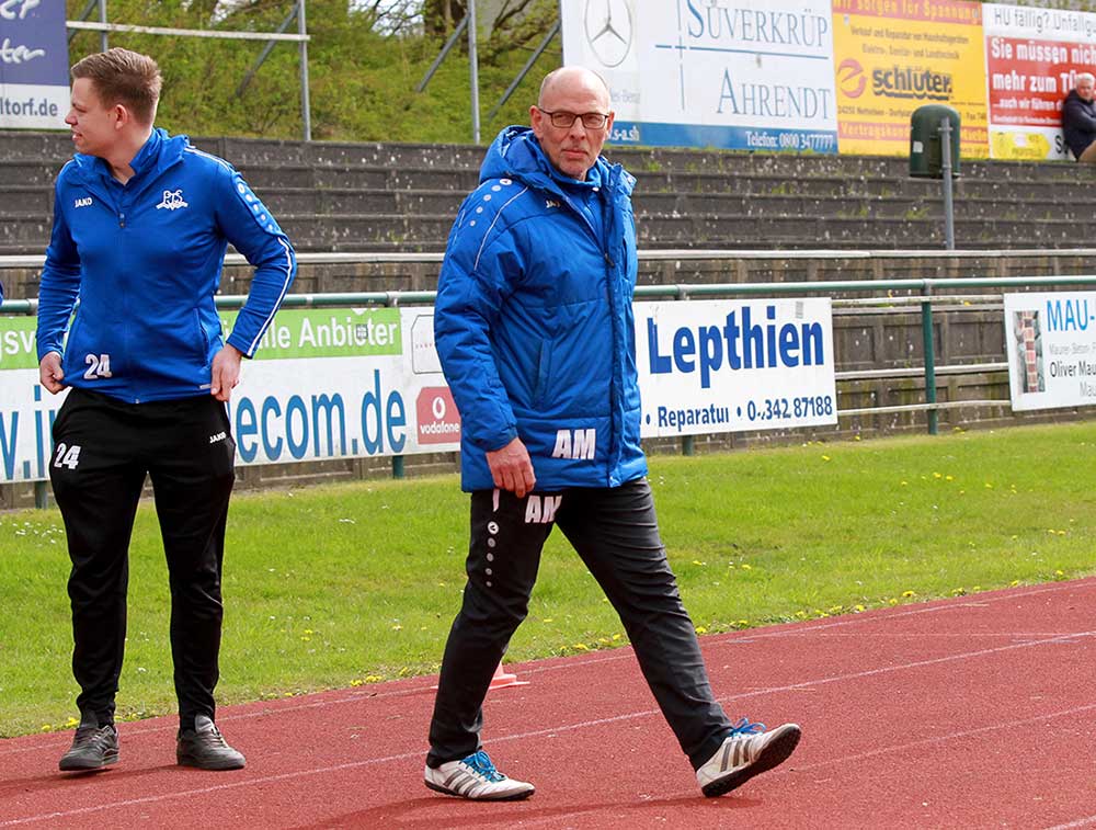 Andreas Möller (Trainer Preetzer TSV) freut sich zurecht. Der Aufsteiger hat den Klassenerhalt mit dem Punkt unterschrieben. © 2023 Ismail Yesilyurt