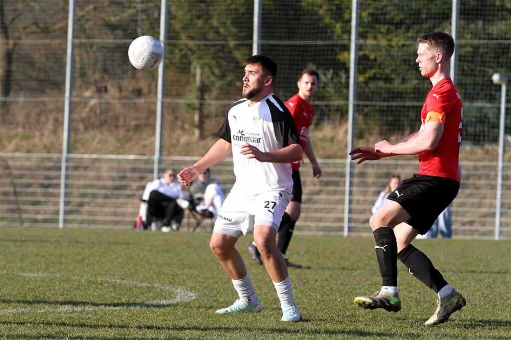 Kristof Koop (TSV Kronshagen) trifft gegen seinen Ex-Verein zumEndstand. Rechts Mika Rosenthal (Rot-Schwarz Kiel). © 2025 Ismail Yesilyurt