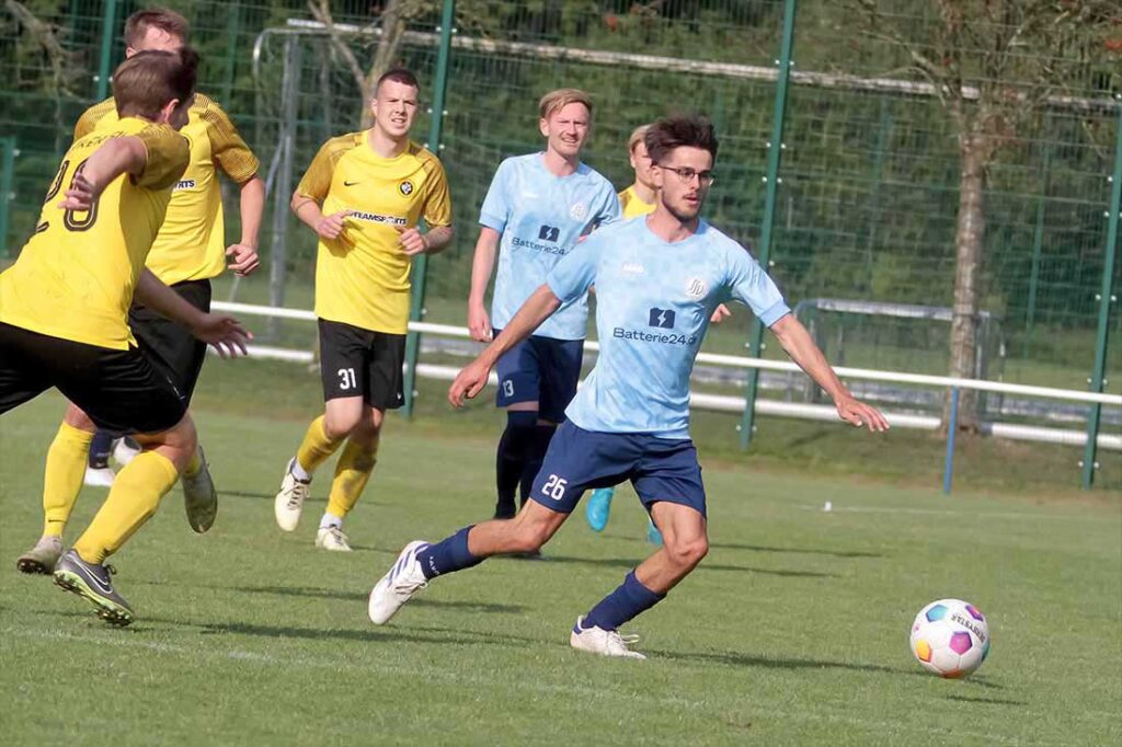 Lukas Fleischer (am Ball, Suchsdorfer SV) ist in Göhl SSV-Spielmacher für den 4:1-Sieg. © 2024 Ismail Yesilyurt