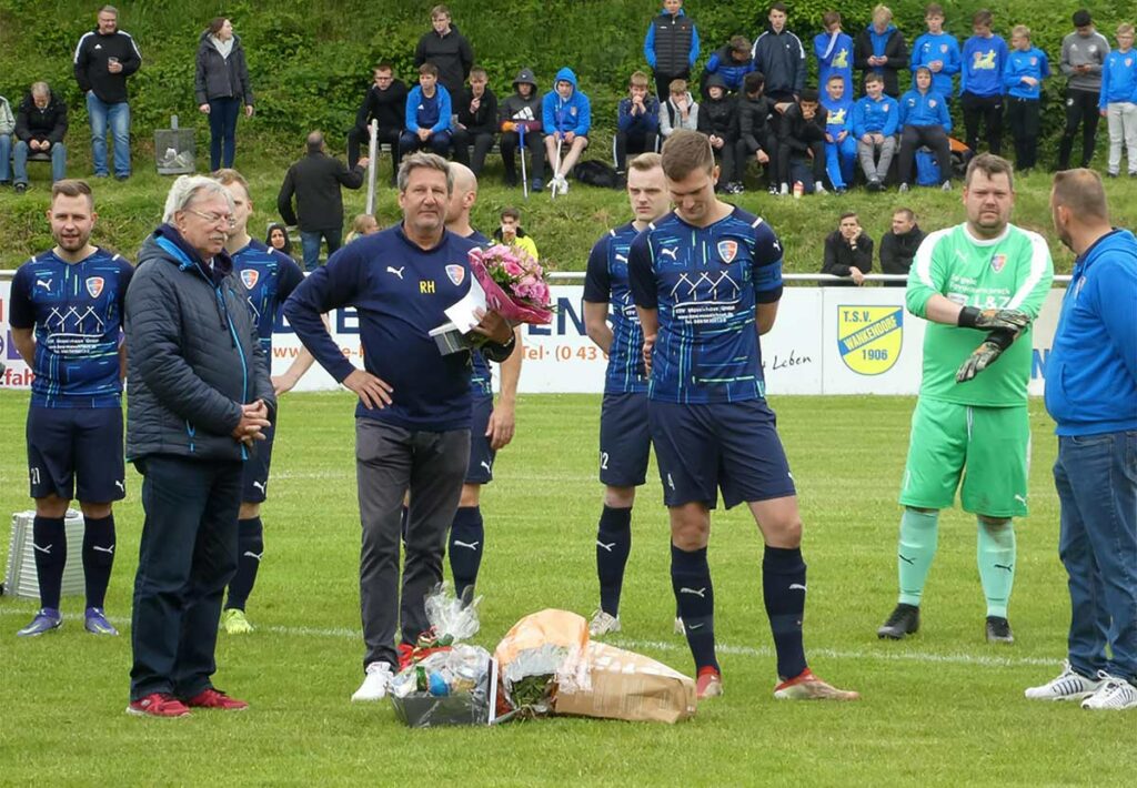 Nicht nur den Pokal gab es für den scheidenden Coach Ralf Hartmann (2. v. r.) gab es von der FSG Saxonia. Foto hfr Lothar Rath