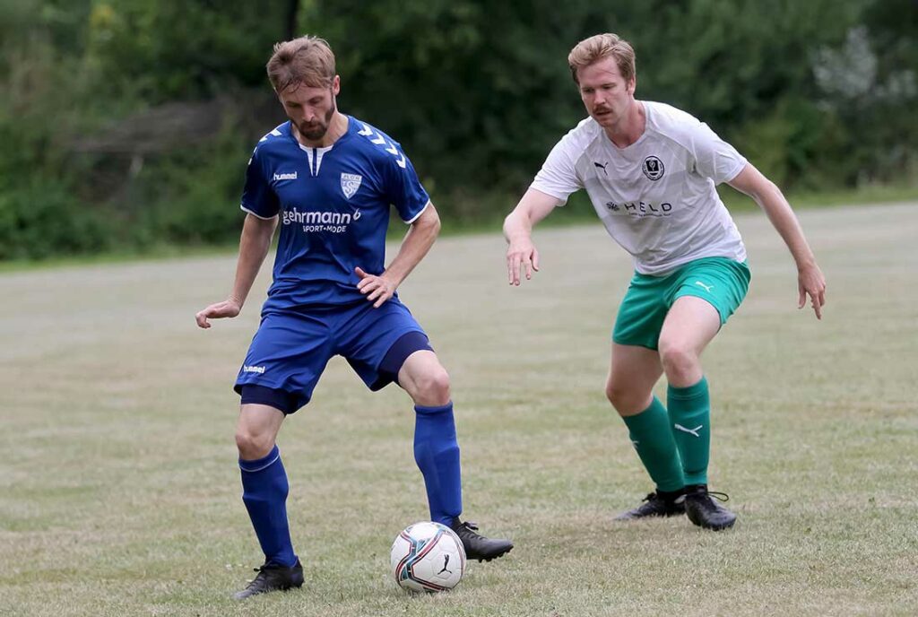 Heiner Boeck ist einer der großen Stützen im Plöner Team. Rechts Jonathan Beeck vom TSV Klausdorf (Archivfoto). © 2022 Ismail Yesilyurt