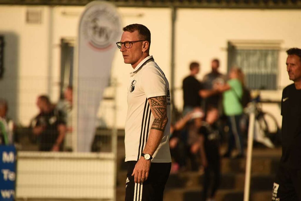 Coach Markus Wichmann und seinem Heider SV gelingt der Restart in der Flens-Oberliga. © 2023 Olaf Wegerich Coach Markus Wichmann und seinem Heider SV gelingt der Restart in der Flens-Oberliga. © 2023 Olaf Wegerich