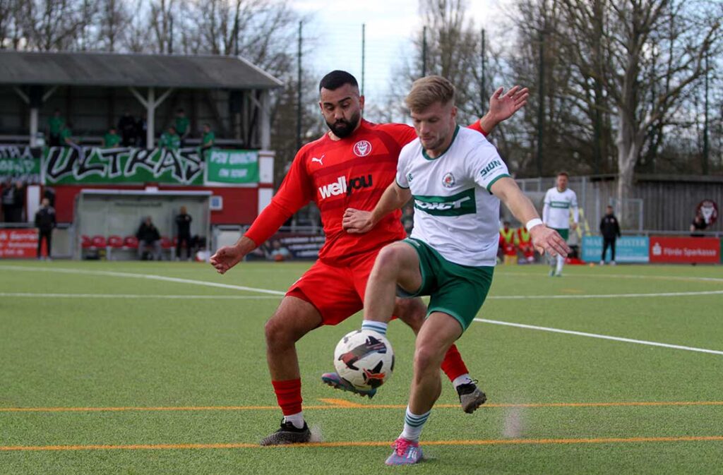 Die besten Spieler im direkten Duell - Nils Drauschke (am Ball, PSV Neumünster) gegen Serhat Yazgan (Kilia Kiel). © 2025 Ismail Yesilyurt
