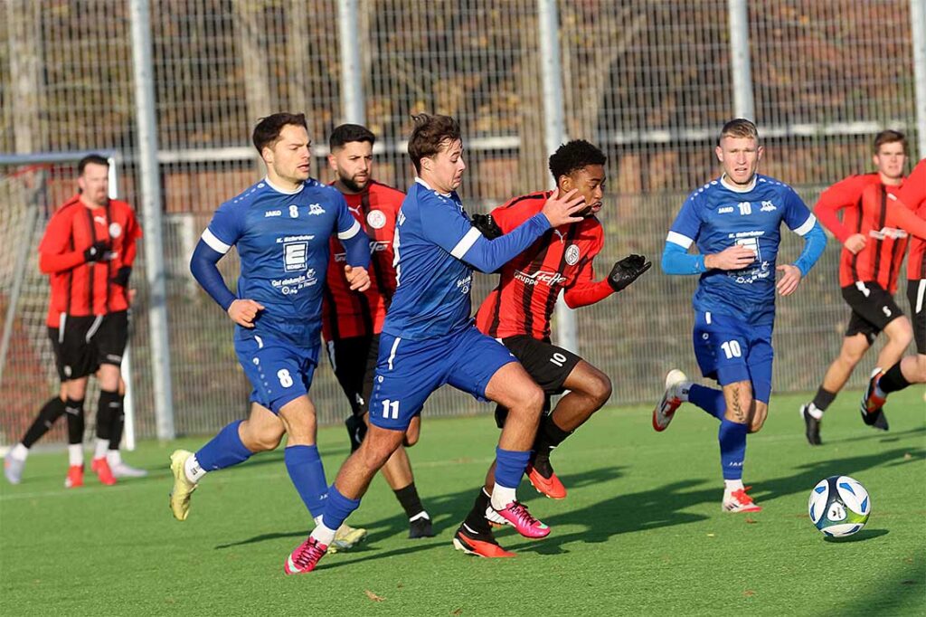 Moritz Danberg (li., Preetzer TSV), im Laufduell gegen Delpiero Bamm (Probsteier SG), und Co entwickelten zu wenig Krevität. © 2025 Ismail Yesilyurt Moritz Danberg (li., Preetzer TSV) im laufduel gegen Delpiero Bamm (Probsteier SG). © 2025 Ismail Yesilyurt