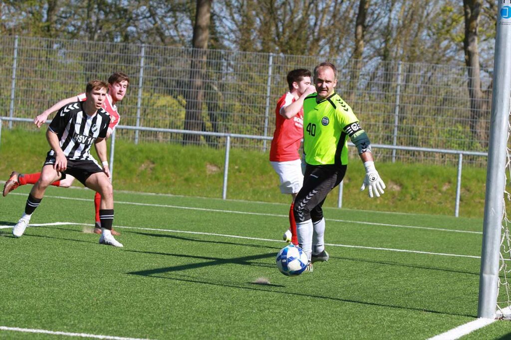 Das 1-1 durch Julian Huchzermeier (2. v. l.). Luca Bertermann (hinten) hat die Szene schon abgeschrieben. Der Ball prallt vom Innenpfosten rein.© 2023 Ismail Yesilyurt