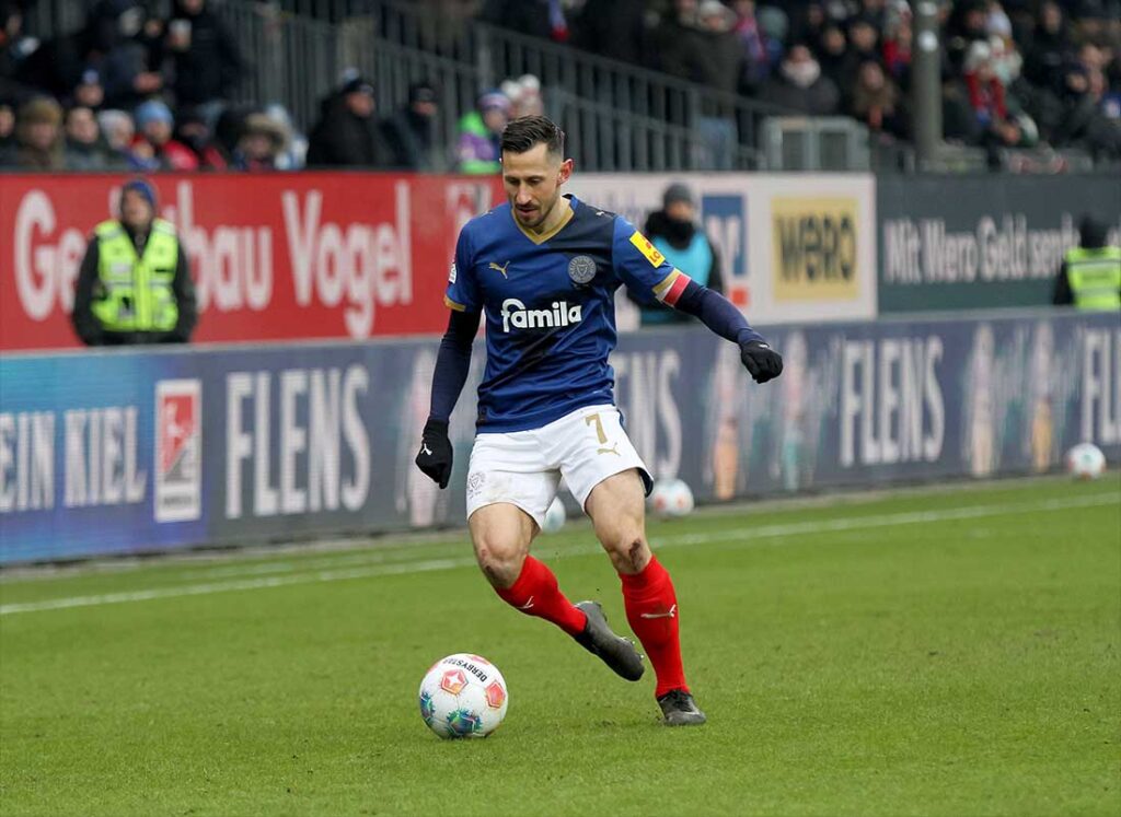 Kapitän Steven Skrzybski (Holstein Kiel) verletzte sich beim Training und konnte nicht mitspielen. © 2026 Ismail Yesilyurt