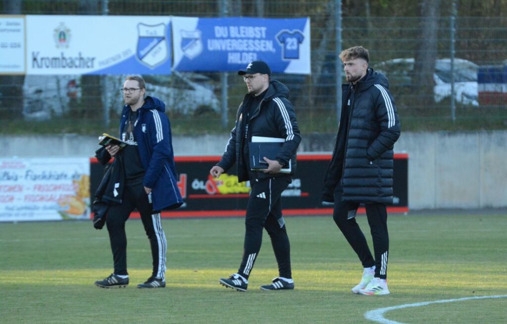 Trainer Henning Knuth vom TUS Rotenhof mit seinen Assistenten.© 2026 Olaf Wegerich