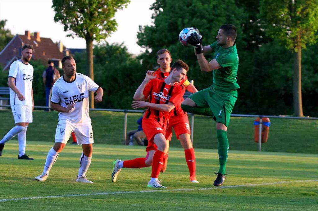 Vineta-Keeper Michael Schmidt (Vineta Audorf) fängt den für Lucas Sylla (TSV Kronshagen) und Sebastian Hencke (hinten) gedachten Ball ab.© 2024 Ismail Yesilyurt