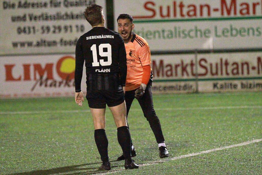 Keeper Yilmaz Caglar (GW Siebenbäumen) gefällt die zweite Halbzeit überhaupt nicht. Manuel Plähn bekommt den verbalen Sturm voll mit. © 2023 Ismail Yesilyurt