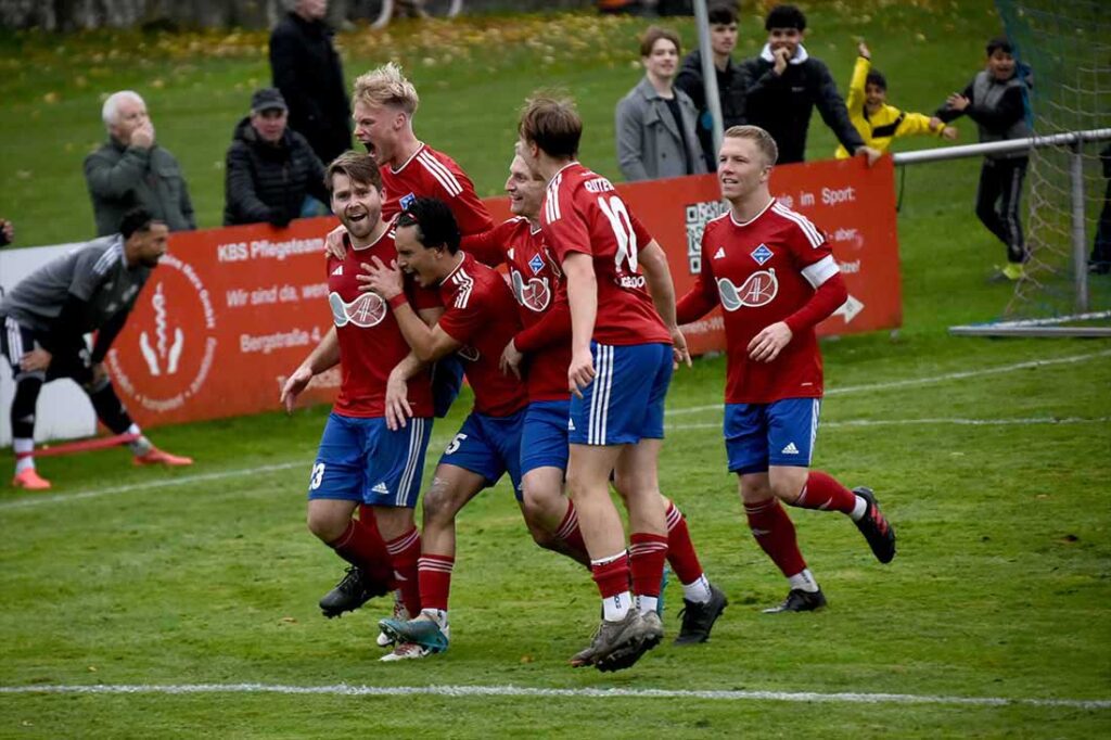 Lägerdorf feiert das 1:0 durch Bastian Peters. © 2024 Olaf Wegerich Lägerdorf feiert das 1:0 durch Bastian Peters. © 2024 Olaf Wegerich
