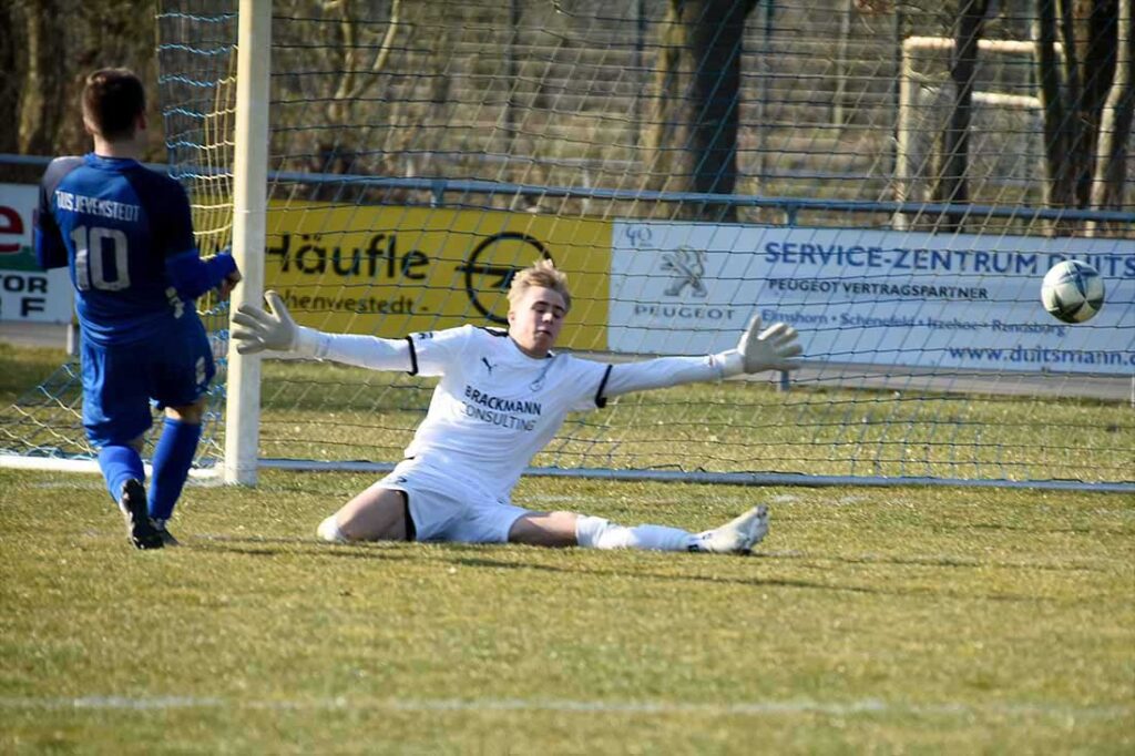 Lucas Seefeldt trifft zum 3:0 für Jevenstedt. © 2025 Olaf Wegerich Lucas Seefeldt trifft zum 3:0 für Jevenstedt. © 2025 Olaf Wegerich