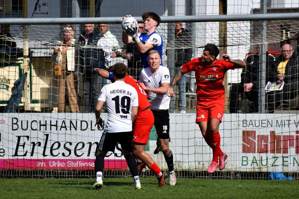 Torwart Calvin Schultz (Heider SV) packt unter Bedrängnis sicher zu. © 2024 Kristina Gay-Heider SV Liga GmbH Torwart Calvin Schultz (Heider SV) packt unter Bedrängnis sicher zu. © 2024 Kristina Gay-Heider SV Liga GmbH