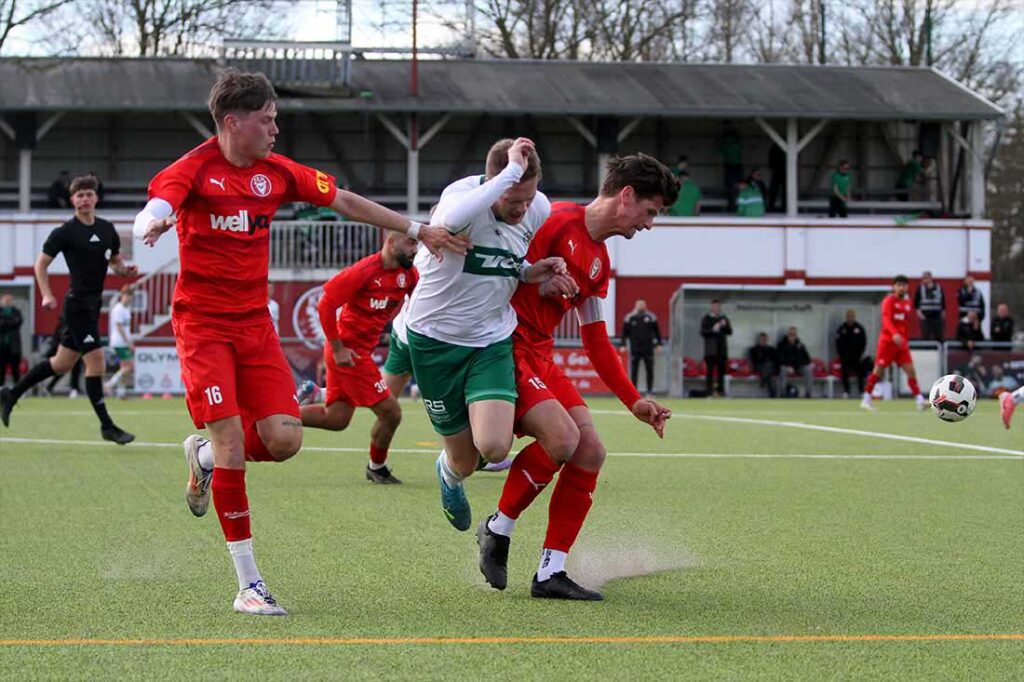 Florian Foit (Kilia Kiel) und Jeppe Waschko (li.) nehmen Calvin Ehlert (PSV Neumünster in die Zange. © 2025 Ismail Yesilyurt