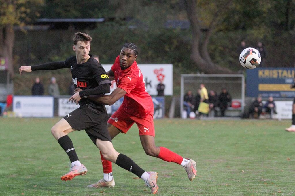 Marvin Müller (li., Kilia Kiel) gegen Denzel Imasün (Inter Türkspor Kiel. © 2025 Ismail Yesilyurt Marvin Müller (li., Kilia Kiel) gegen Denzel Imasün (Inter Türkspor Kiel. © 2025 Ismail Yesilyurt