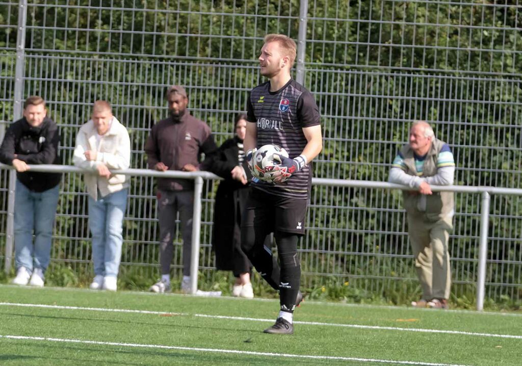 Keeper Lukas Helmer (RB Obere Treene) hat in der zweiten Halbzeit wenig zu tun. © 2024 Ismail Yesilyurt Keeper Lukas Helmer (RB Obere Treene) hat in der zweiten Halbzeit wenig zu tun. © 2024 Ismail Yesilyurt