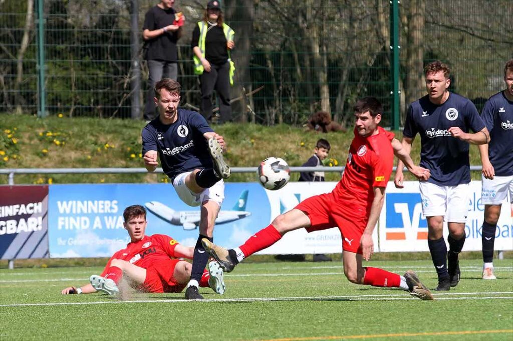Paul Waterhues (TSV Nordmark Satrup) klärt vor Tom Baller (re.) und Marvin Müller. © 2025 Ismail Yesilyurt Paul Waterhues (TSV Nordmark Satrup) klärt vor Tom Baller (re.) und Marvin Müller. © 2025 Ismail Yesilyurt