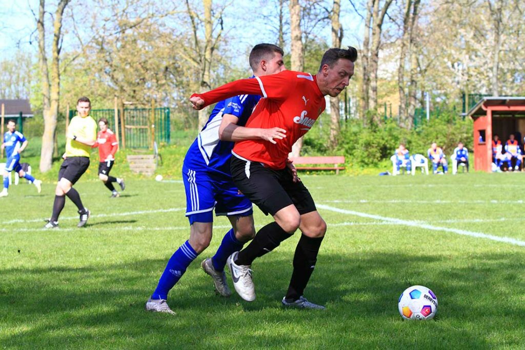 Den Schweren macht er rein, mit dem Leichteren scheitert Marc Zeller (Rot-Schwarz Kiel) aus 11 Metern an Keeper Gonne Hars (Rantrum). © 2024 Ismail Yesilyurt