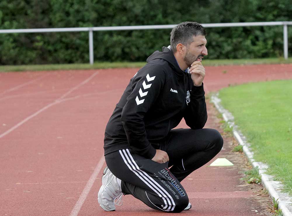 Serdar Iskender (Co-Trainer SV Dörpum) sah viele Chancen seines Teams, aber leider keine Tore. © 2023 Ismail Yesilyurt Serdar Iskender (Co-Trainer SV Dörpum) sah viele Chancen seines Teams, aber leider keine Tore. © 2023 Ismail Yesilyurt