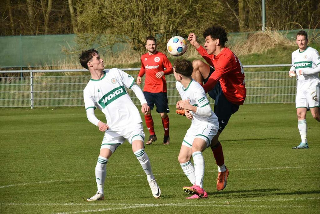 Jens Wollesen (Nordmark) gegen Jesper Tiedemann (links) und Tom Zarpe (PSV). © 2024 Olaf Wegerich Jens Wollesen (Nordmark) gegen Jesper Tiedemann (links) und Tom Zarpe (PSV). © 2024 Olaf Wegerich